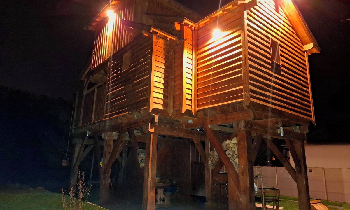 Courchavon Cabin | The perched bathhouse