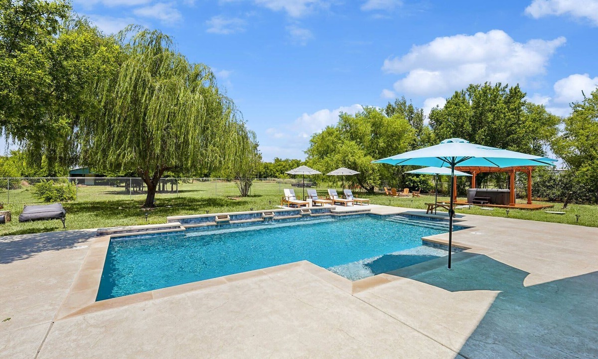 Ponder House | The Perfect Getaway 5BR/4BA with Pool and Hot Tub