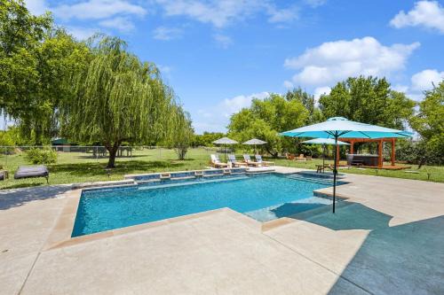 Ponder House | The Perfect Holiday Getaway 5BR 4BA with Pool and Hot Tub