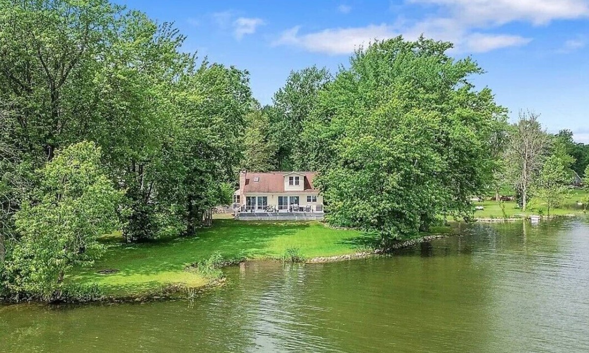 Jordan House | The perfect lakeside retreat for your group!