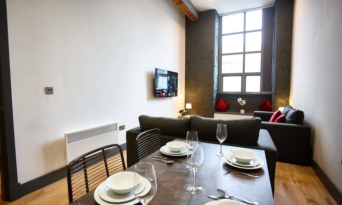 Manchester Apartment | The Peridot Suite