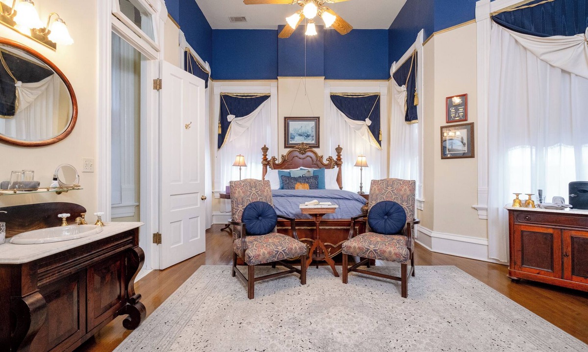 East of Broadway Hotel | The Petit Jean | King Suite | The Empress Hotel