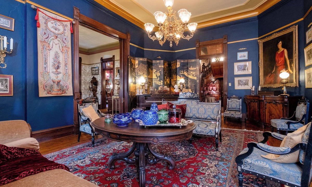 East of Broadway Hotel | The Petit Jean | King Suite | The Empress Hotel