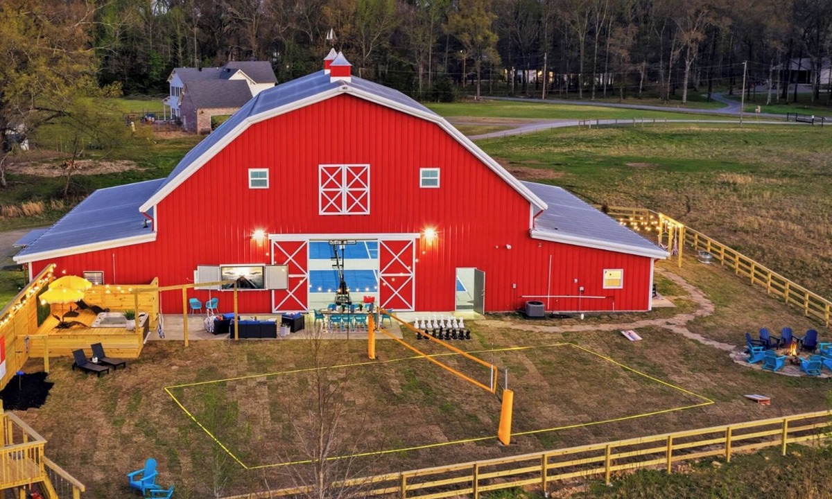Conway House | The Picklebarn - 2 Courts + Hot Tub + Volleyball + Outdoor Movie + Play Fort