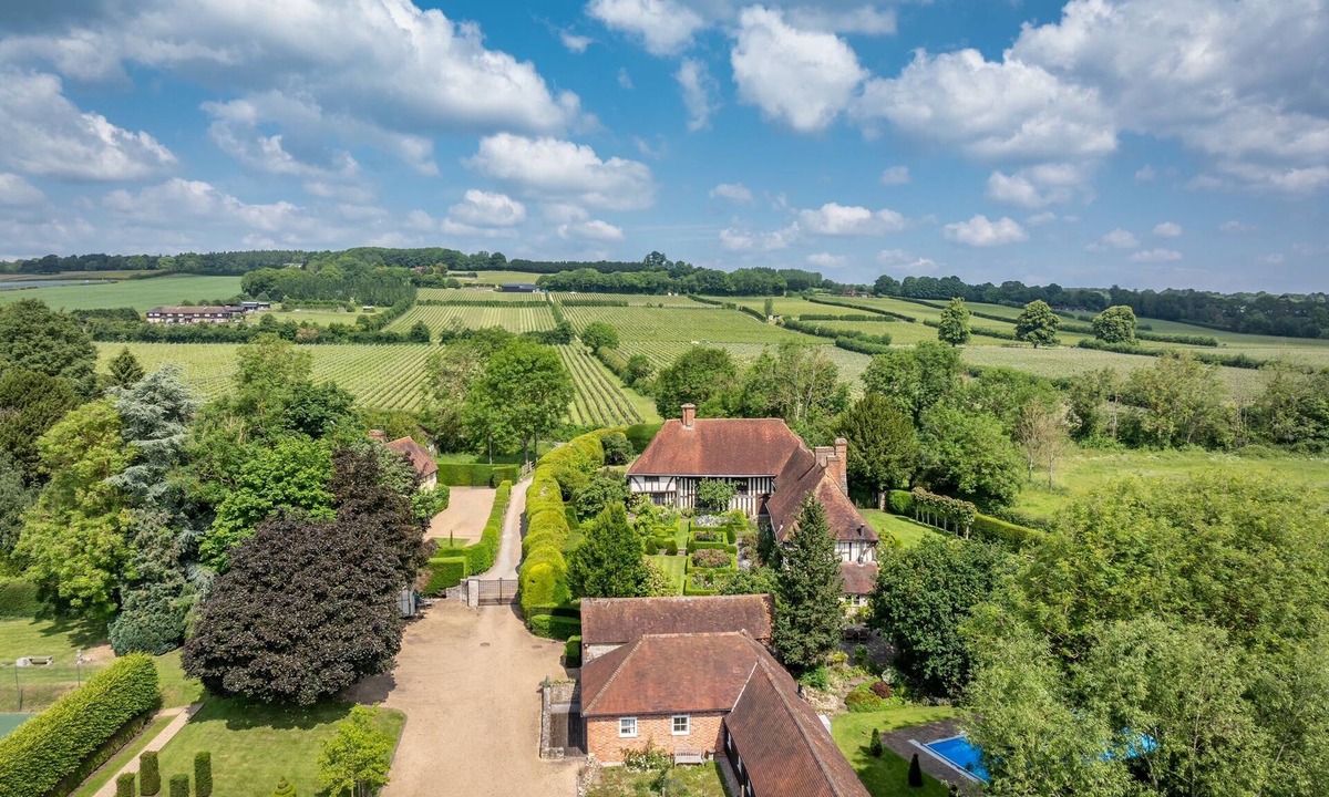 Five Oak Green Cottage | THE PIGGERY, with open fire in Kings Hill