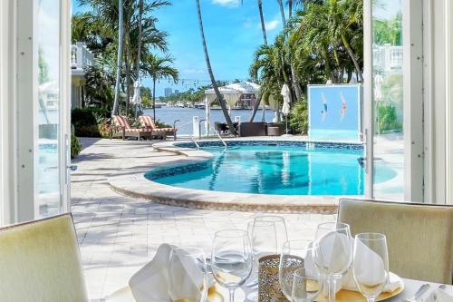 Central Beach Hotel | The Pillars Hotel & Club
