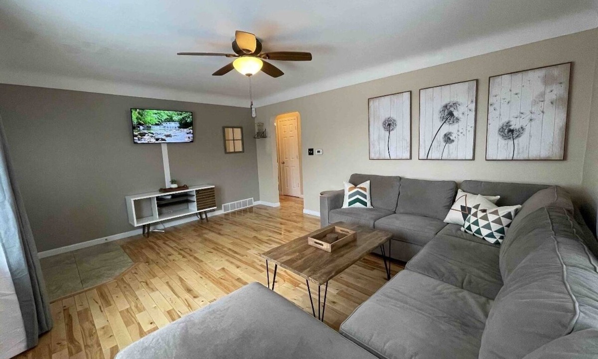 Cedar Rapids House | The Pinehouse - 1 mi to downtown/Czech Village!