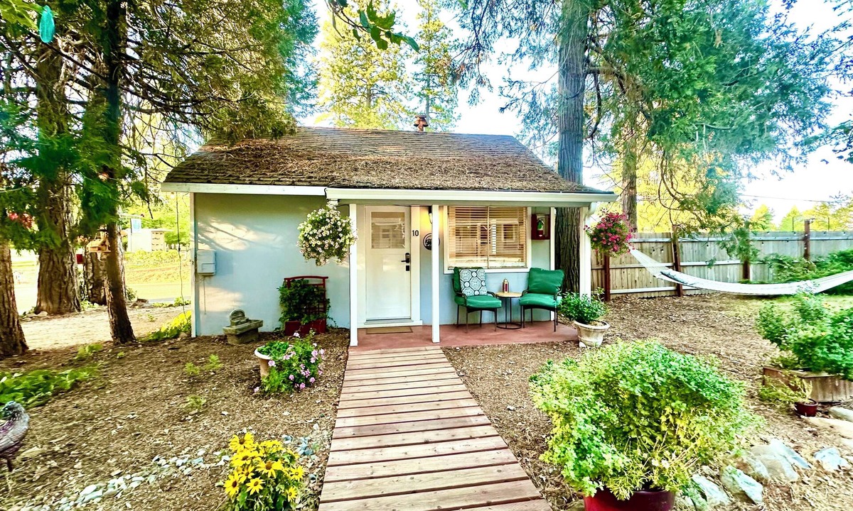 Grass Valley Hotel | The Pines Inn and Cottages