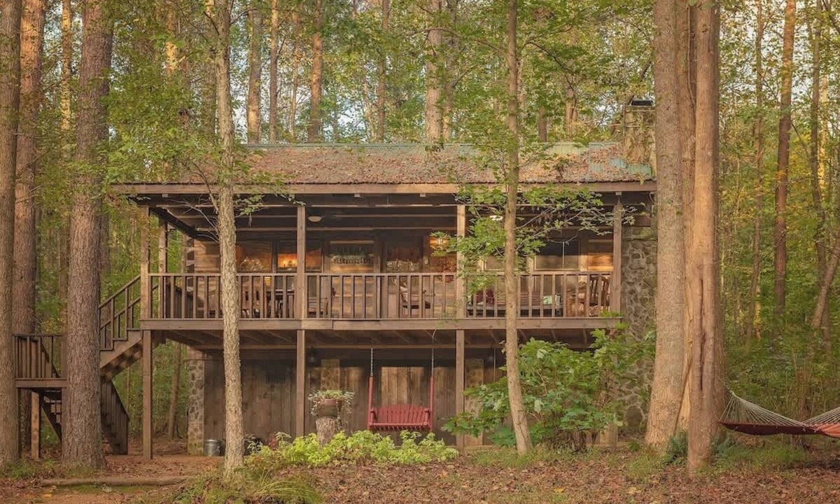 Benton Cabin | The Pines Ocoee riverside log cabin with jacuzzi tub