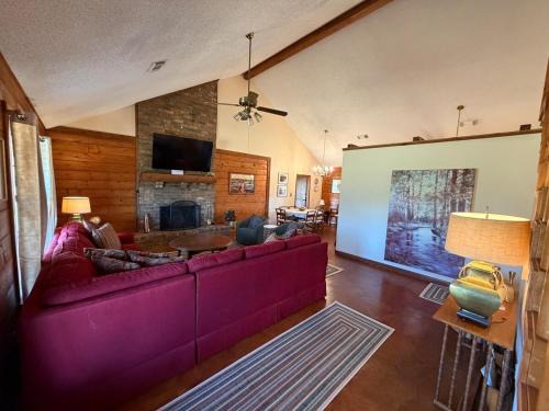 Nacogdoches House | The Piney Woods Cabin