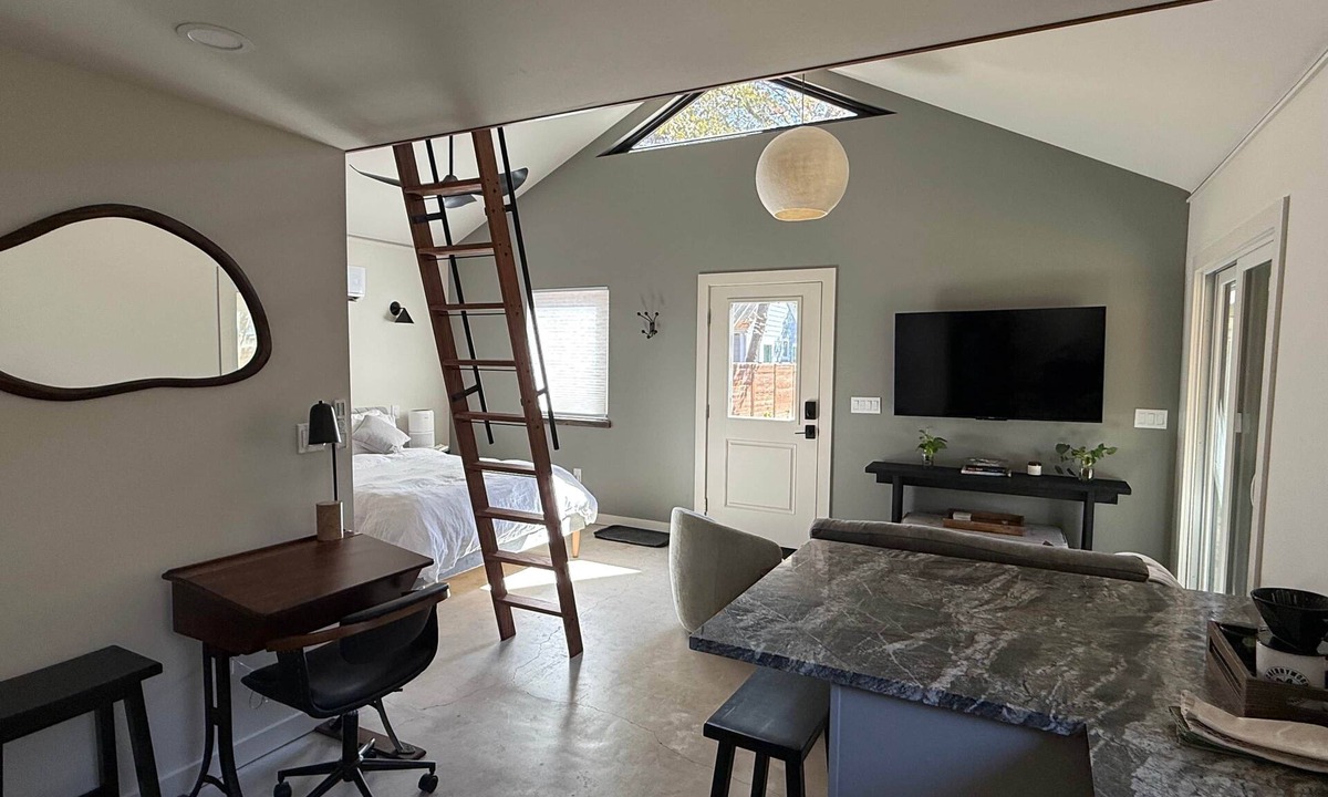 Cherrywood House | The Pistachio House, Charming & Private Guest House mins from UT/Moody Center/Downtown