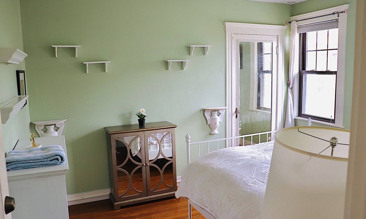 Oak Square Bed & Breakfast | The Pistachio Room at TPH - Boston