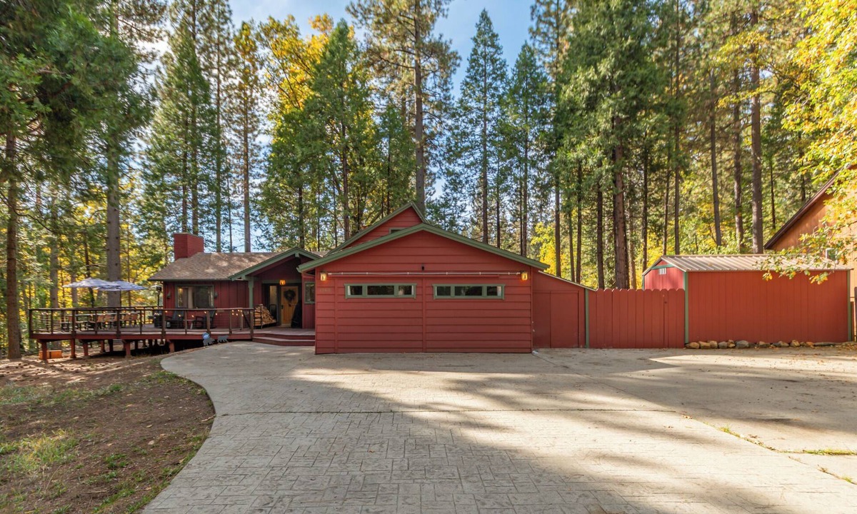 Arnold Cabin | The Play Pen- Hot Tub/Sleeps 15