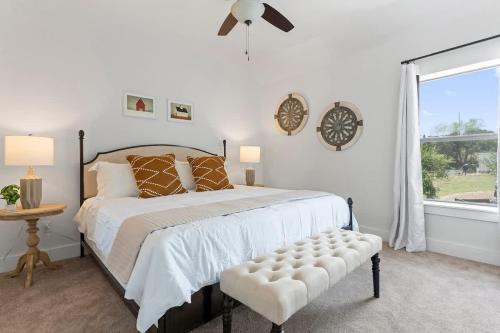 Fredericksburg House | The Point Serene Hill Country Views with Pool & Hot Tub