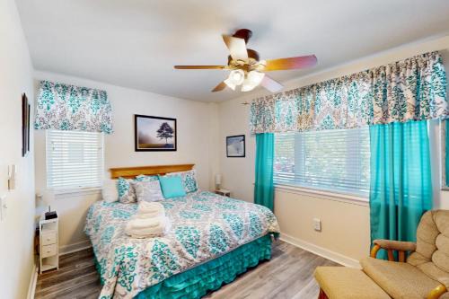 Huddleston House | The Pointe - Peaceful resort studio, beach, game room & lake access