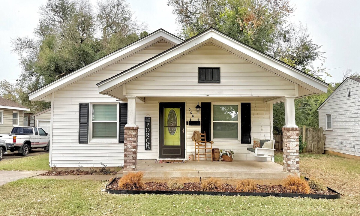 Ponca City House | The Poncan, 3bedroom/1bath house in Ponca, pets ok w/fee, WiFi, Central locale
