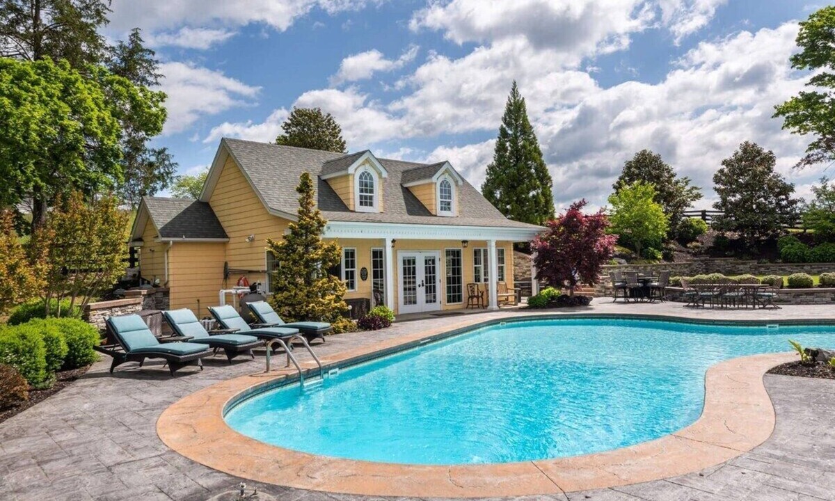 Swoope House | The Pool House: 30+ Day Stays & 15 mins downtown