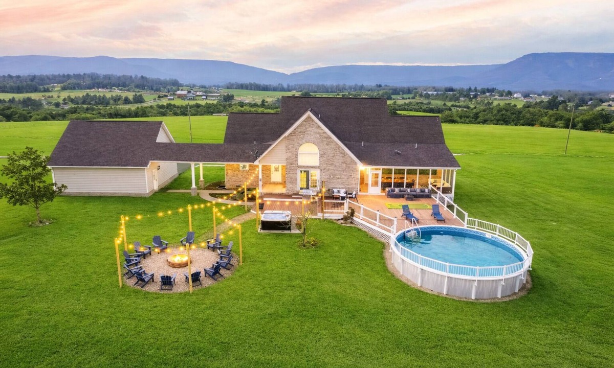 Luray House | The Pool is Open! Epic Views, Hot Tub, Arcade, Fire Pit, Movie Room, and more!