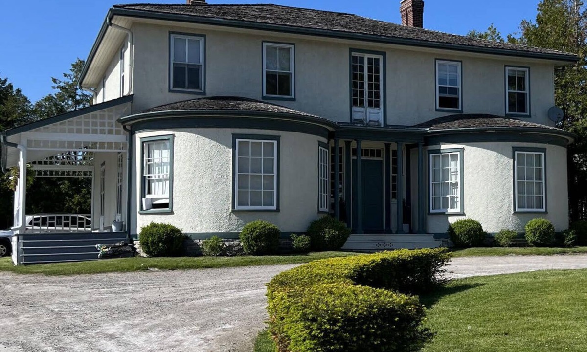Cobourg House | The Poplars Suite 1827: A Historic Stay