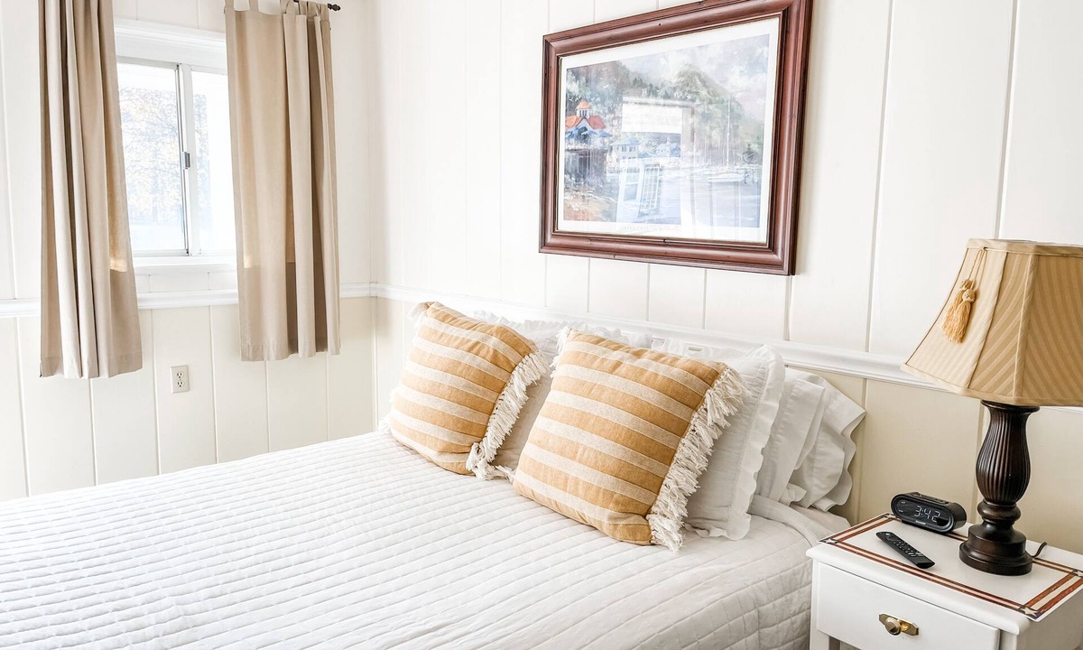 Whitehall Apartment | The Poppy Room - #14