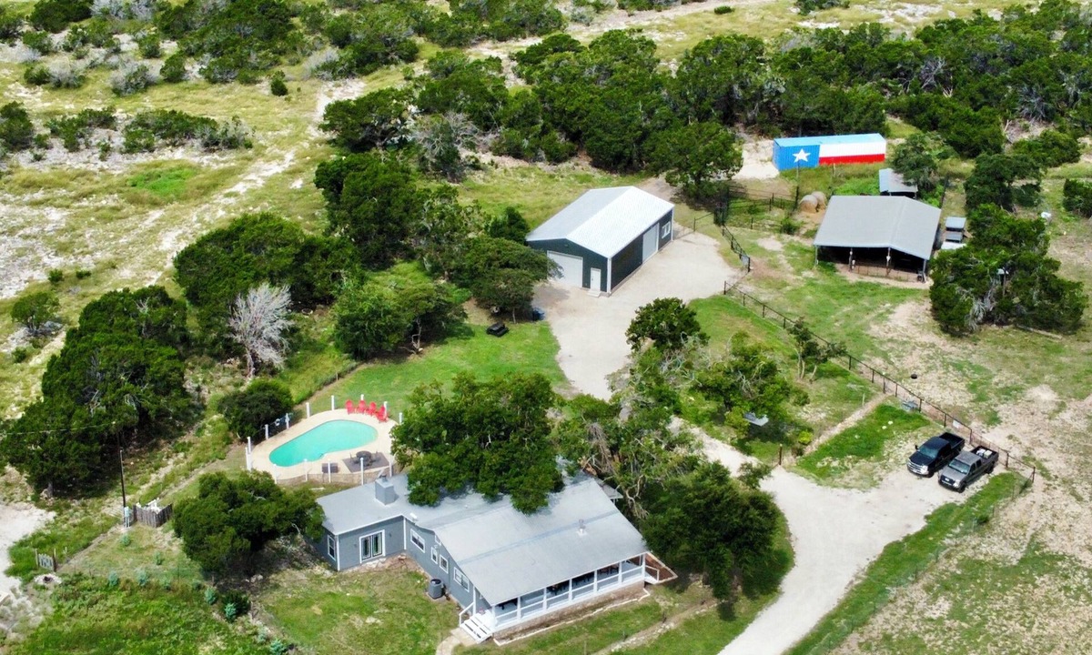 Harper House | The Porch & Prairie Ranch, Sleeps 20! Peaceful Oasis, Pool, Jacuzzi, Events!