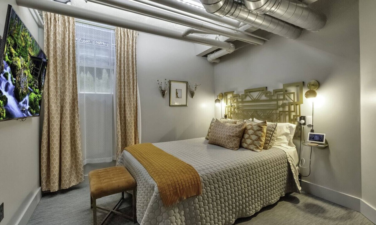 East Aurora Hotel | The Pretty Boy Floyd Room @ The Bank