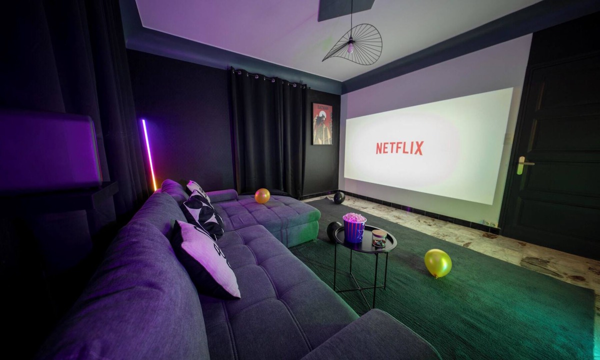 Belley Apartment | The Private Lounge – Cinema, Billiards & Garden