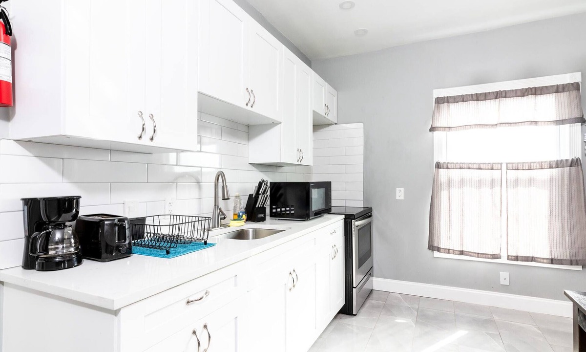 Downtown Niagara Falls House | The Prospect Point-4BR, 1.5 Bath , Minutes From Falls & Casino on the US side.