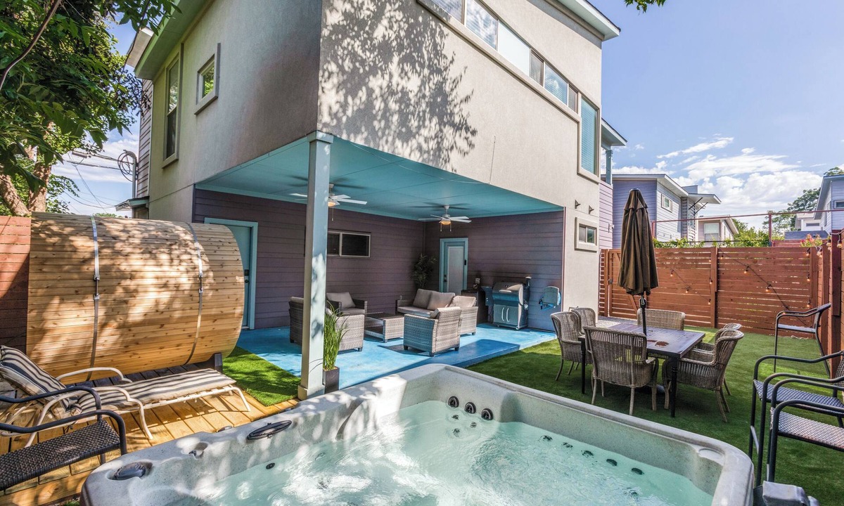 MLK House | The Q - Austin Spa, Sauna, Gym, Backyard 7 Bed UT Home ATX