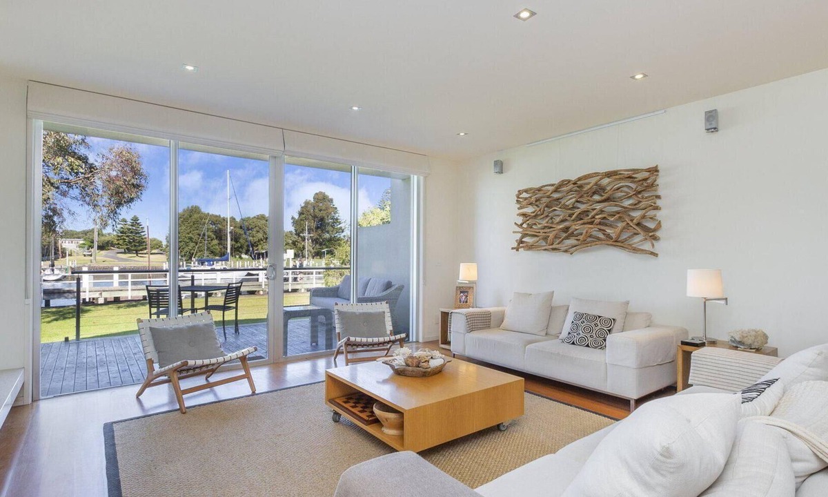 Port Fairy House | The Quarter Deck - This riverfront townhouse is modern, fresh and spacious