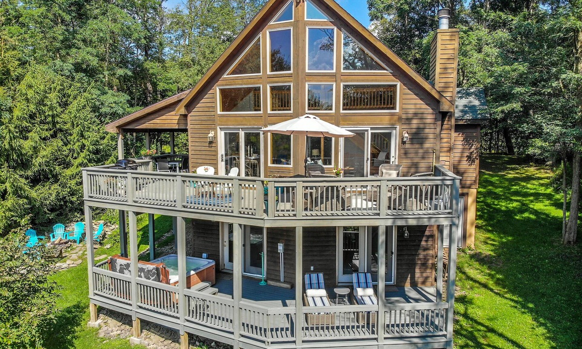 Paradise Point House | The Quarterdeck | Pet Friendly, Mountain Views!