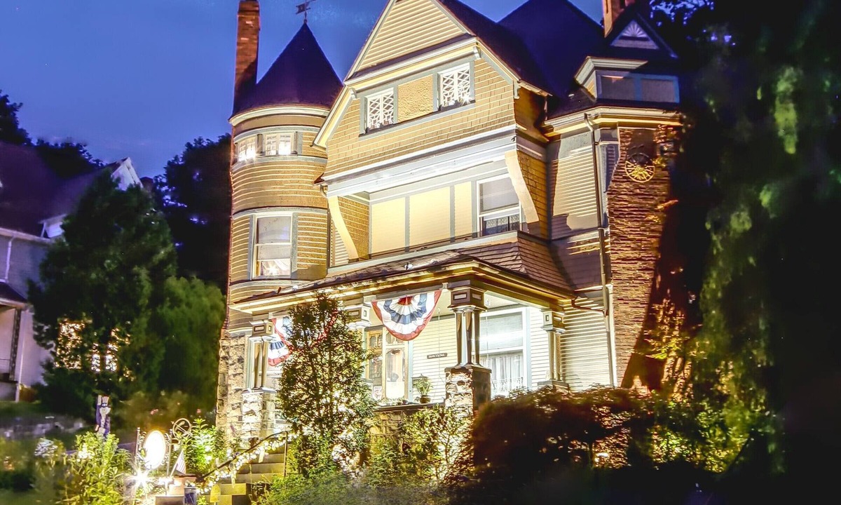 Bellefonte Bed & Breakfast | The Queen, A Victorian Bed & Breakfast