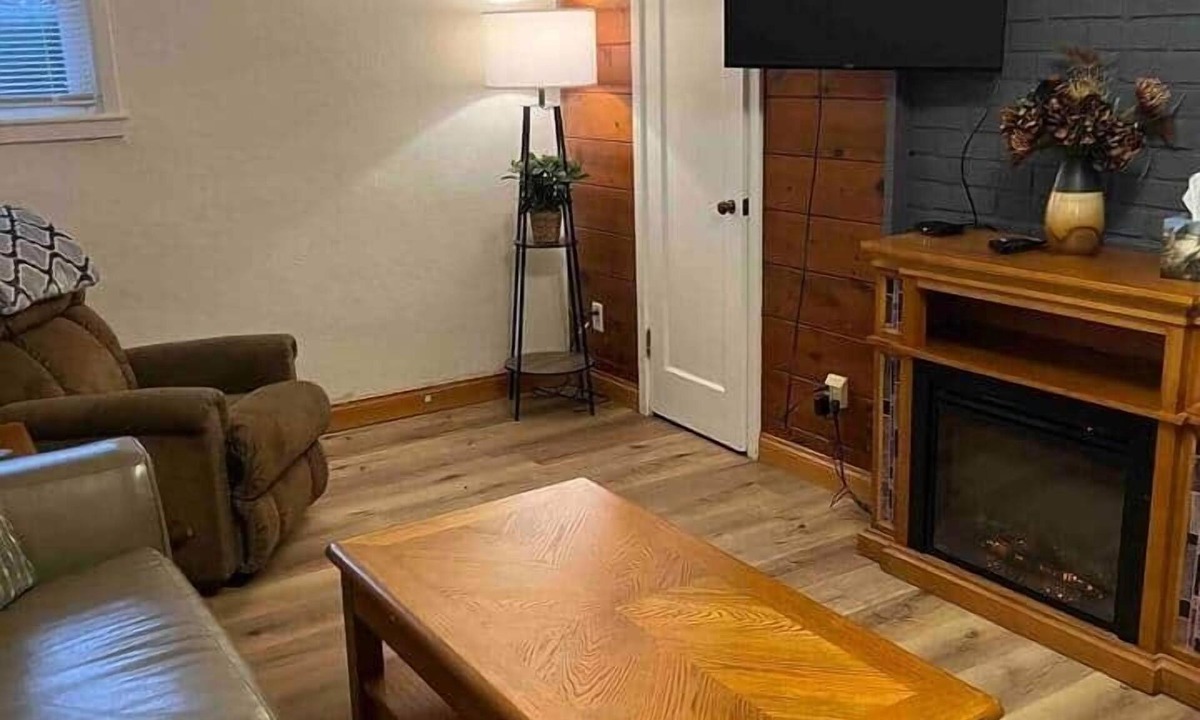 Cambridge House | The Quiet Comfort - Spacious Lower Units Steps from Main Str