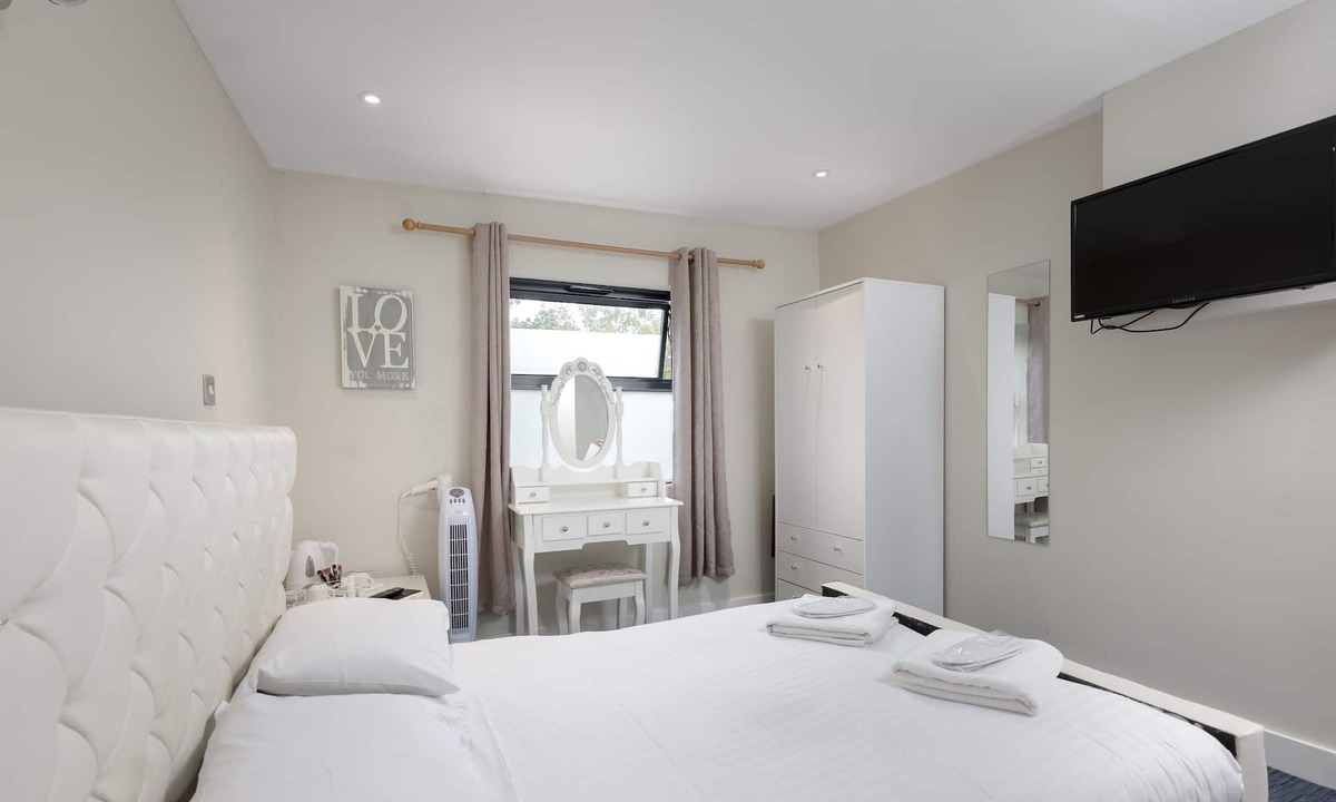 Desborough Hotel | The R Inn Hotel