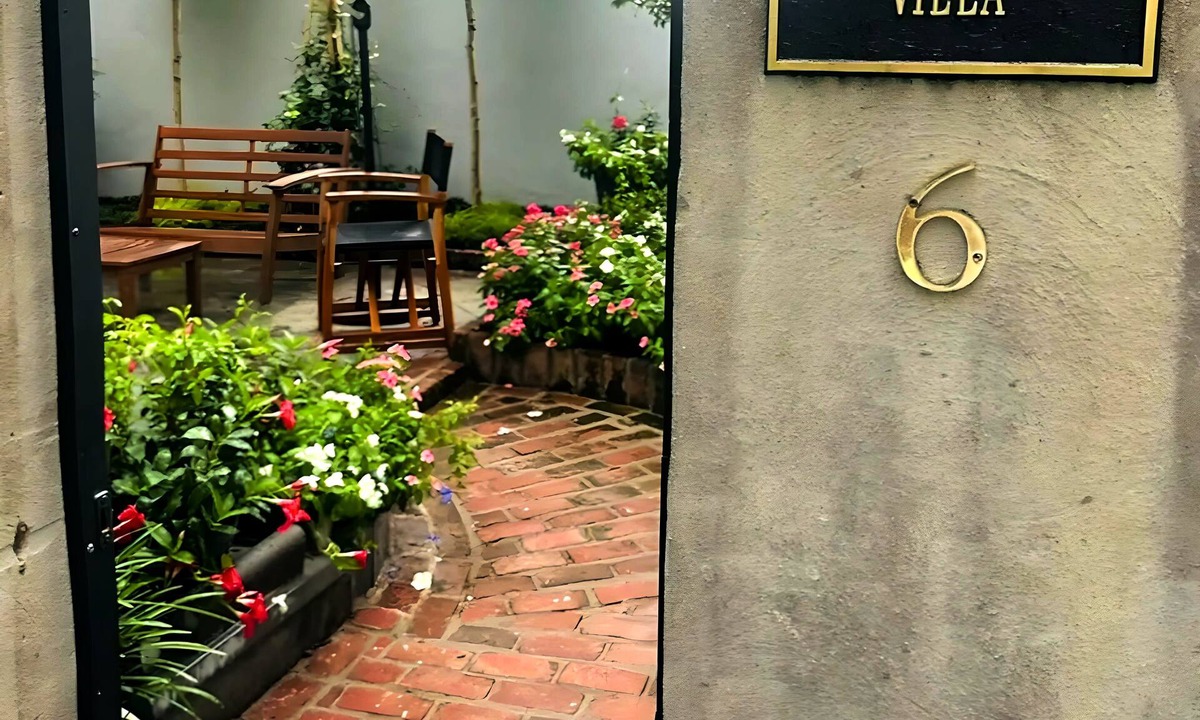 Harleston Village House | The Rabbit Hole Villa – Historic Charm, Private Courtyard and Private Parking