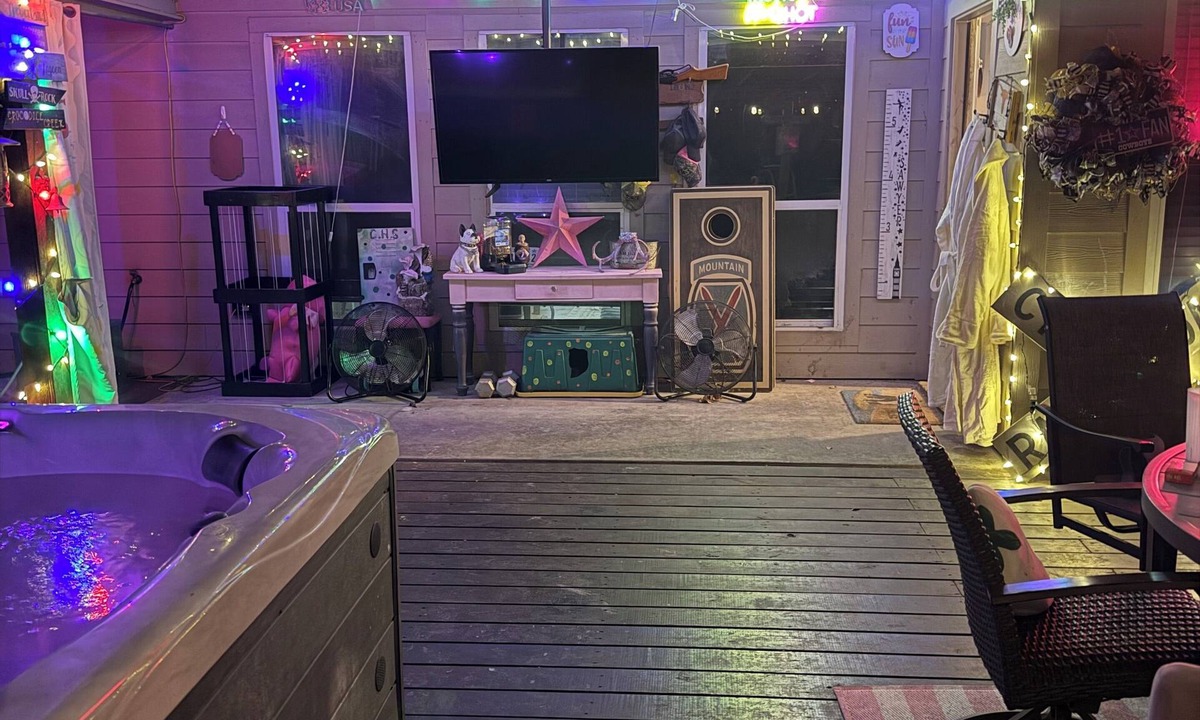 Lufkin House | The Rainbow Palace-3-bedroom with an awesome outdoor space.Welcome to our abode.