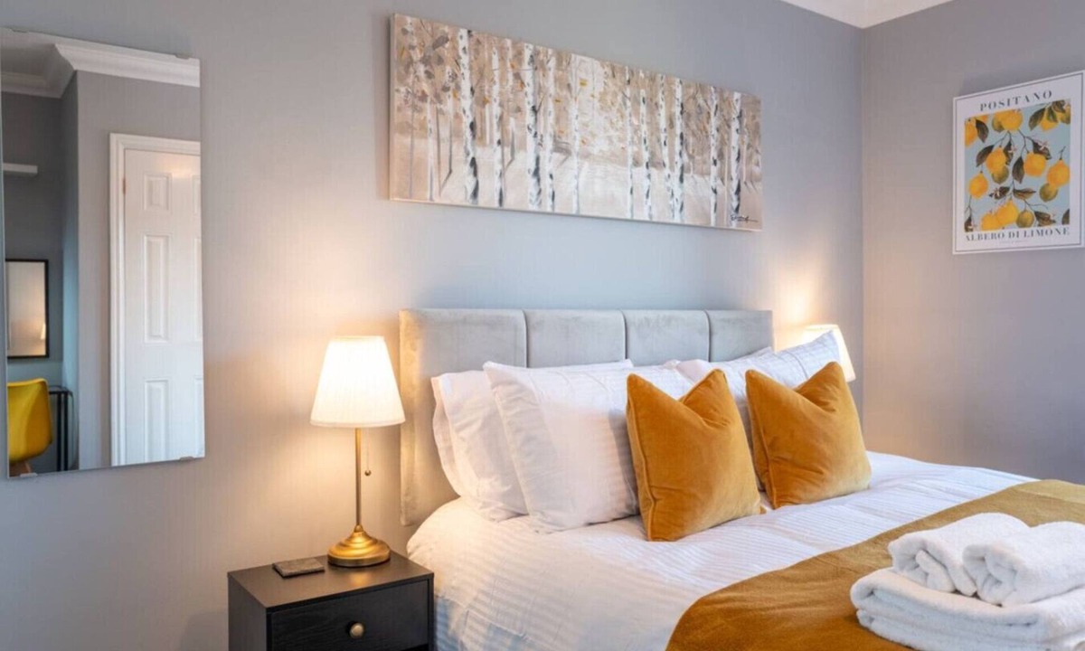 Iwade Apartment | The Rainbow Retreat Sleeps 11