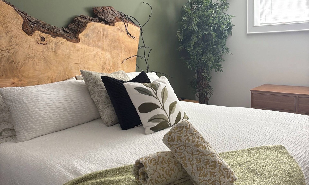 Elora Apartment | The Rainforest Suite: cozy & spacious Suite right in Downtown Elora