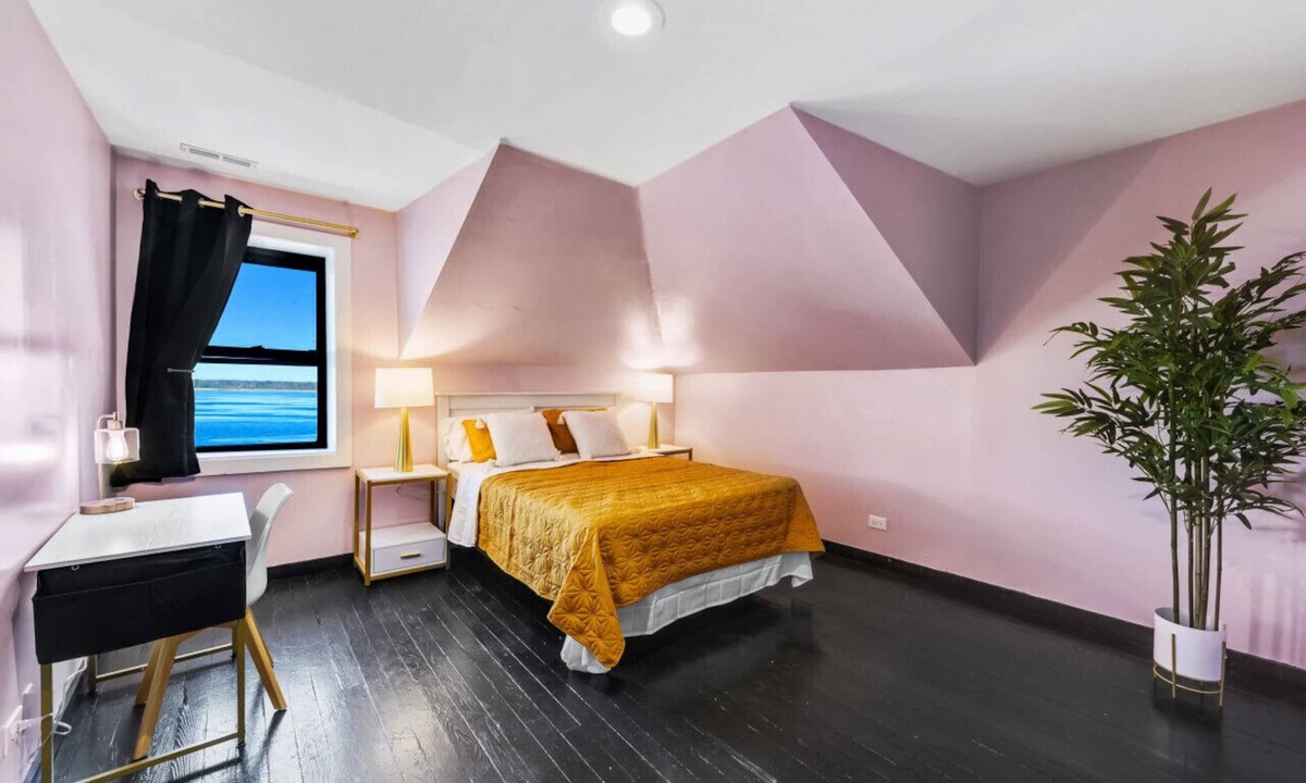 Fox Lake Hostel | The Randolph Hotel Room 311