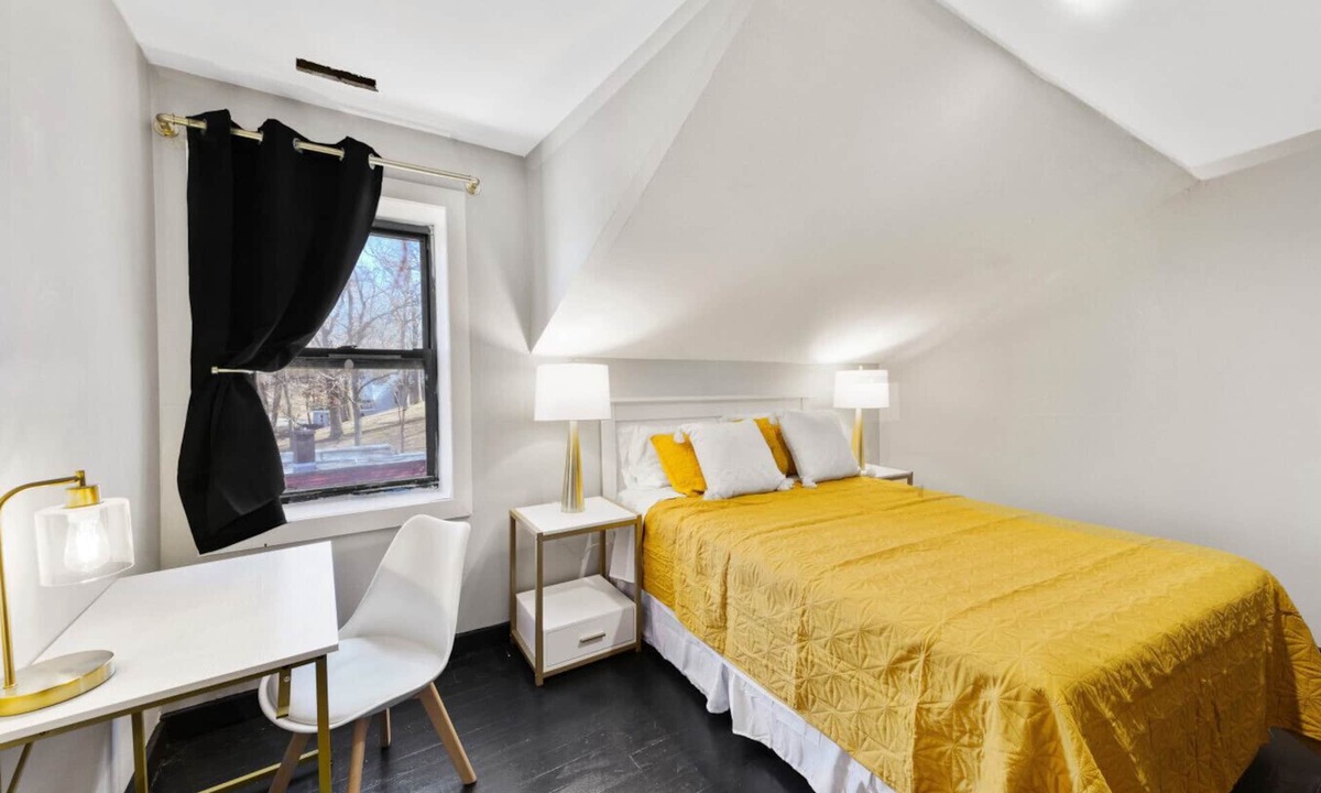 Fox Lake Hostel | The Randolph Hotel Room 306