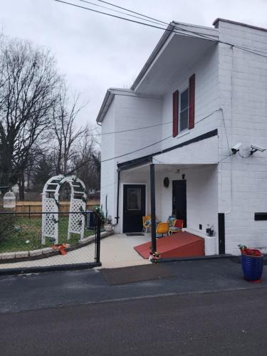 Carlisle Apartment | The Rear Squad-Bay Apartment