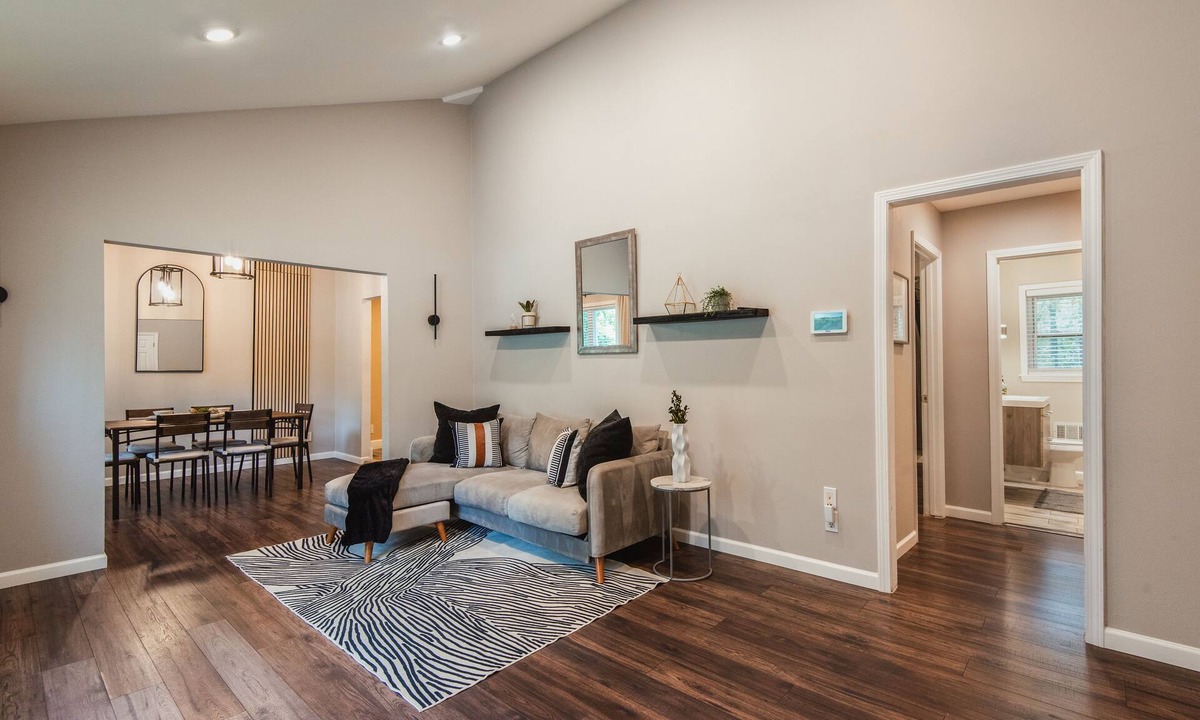 Clarkdale House | The Red Door Retreat: Where Wellness Meets Southern Hospitality ✨