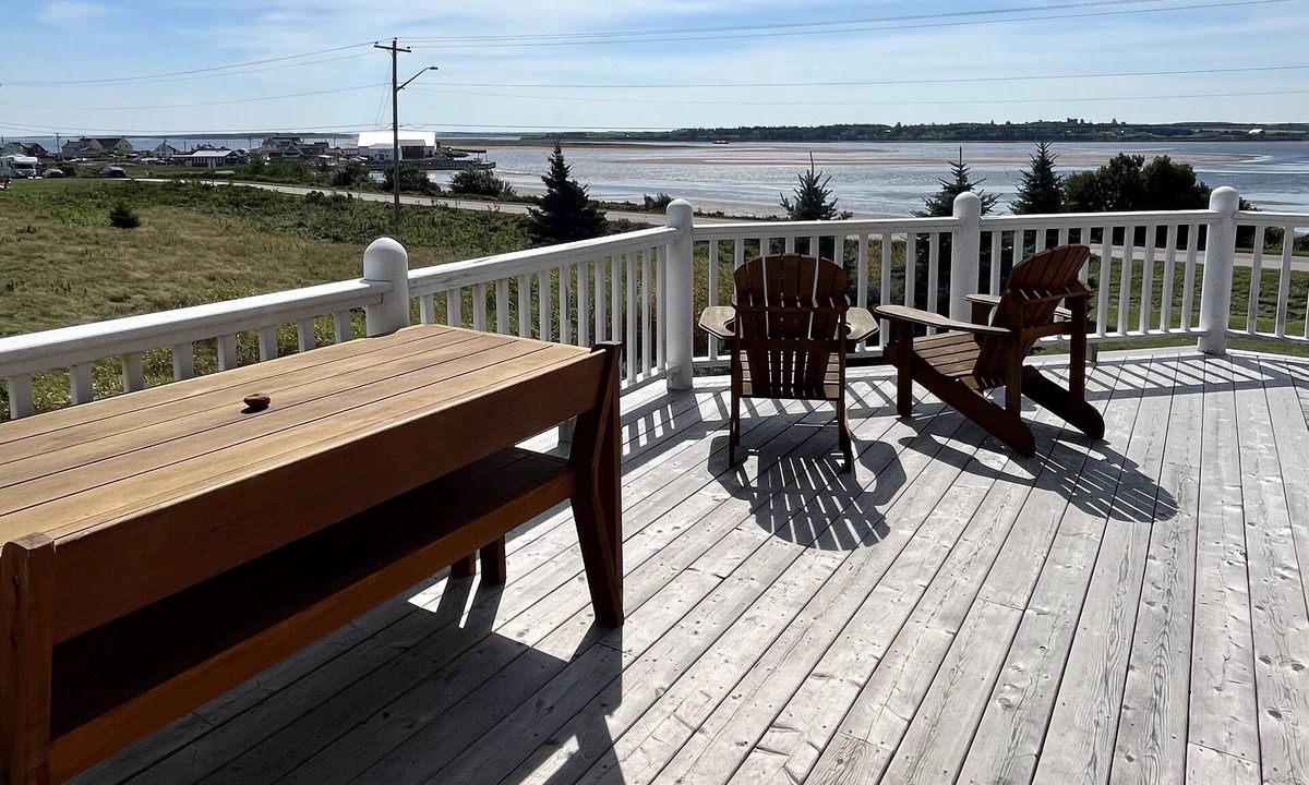 North Rustico House | The Red Rock Beach House 🌊 Relax, Unwind & Enjoy! *Reduced Winter Rates!*