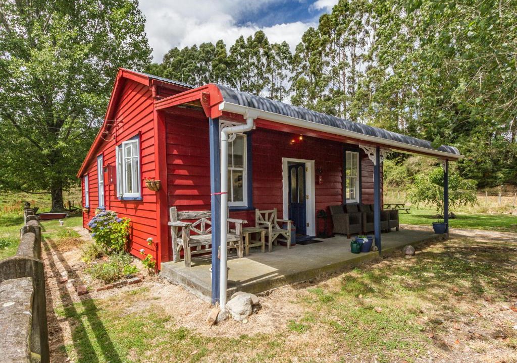 Raurimu House | The Red Rooster Cottage
