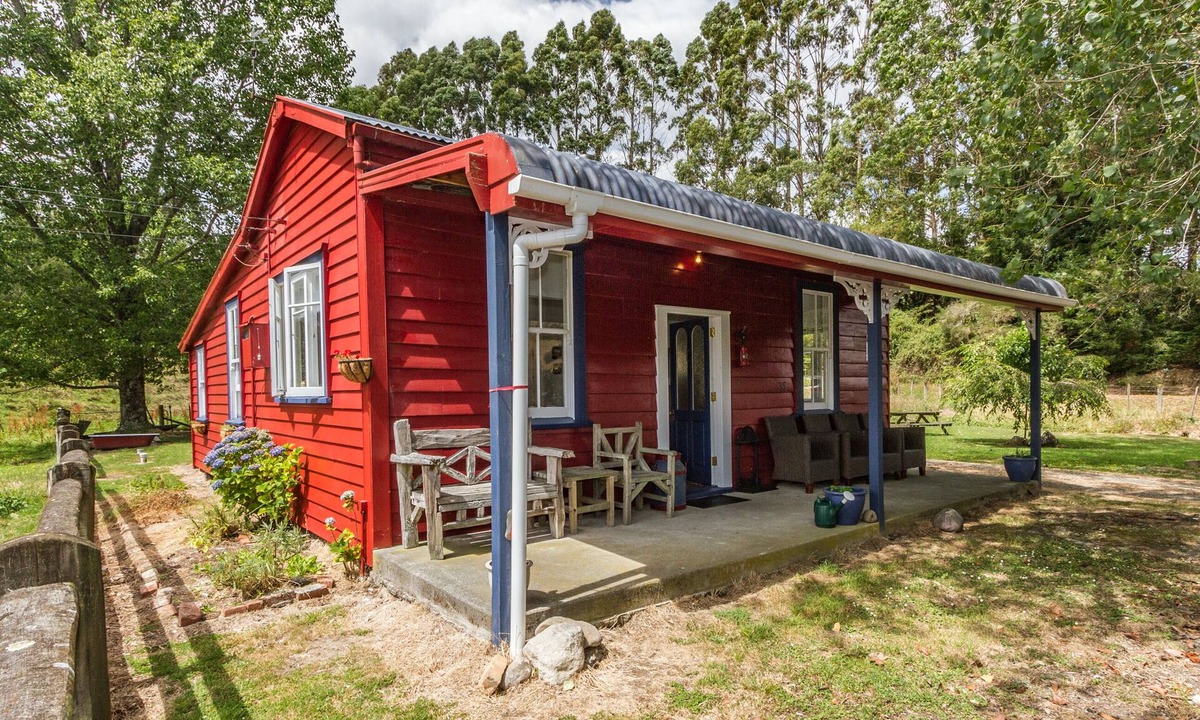 Raurimu House | The Red Rooster Cottage