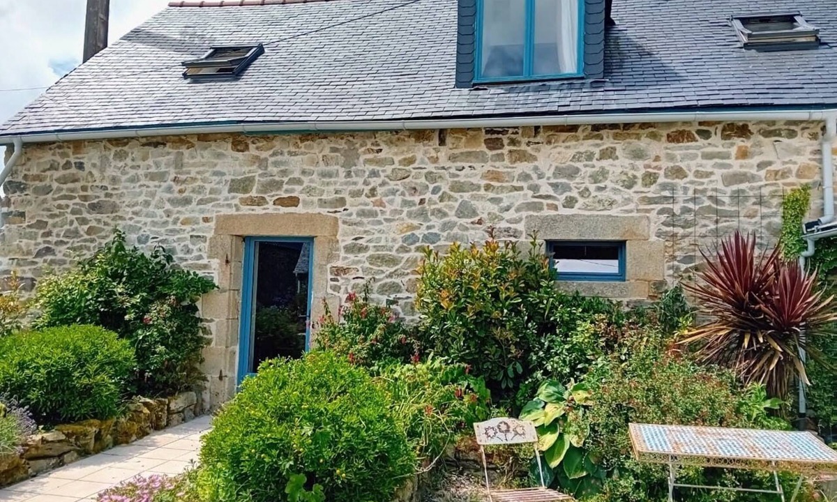 Plomodiern House | The Red Squirrel - stable cottage with shared heated pool 10 mins from beach