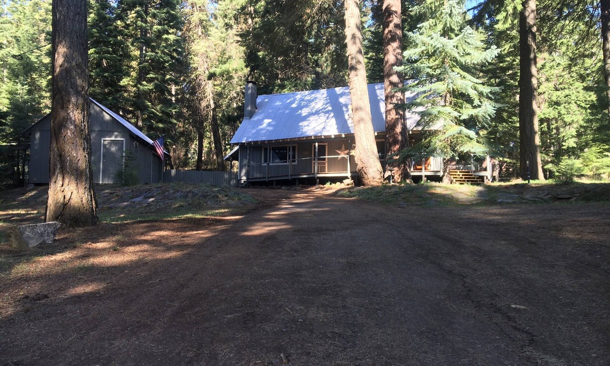 Klamath Lake Cabin | THE REDBAND CABIN - 2 acres at Rocky Point on Klamath Lake - Boat, hike, fish!