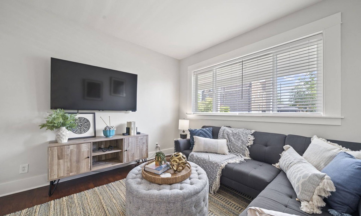 Central Tacoma House | The Reddish House: 6th Ave, UPS, UW, Ruston