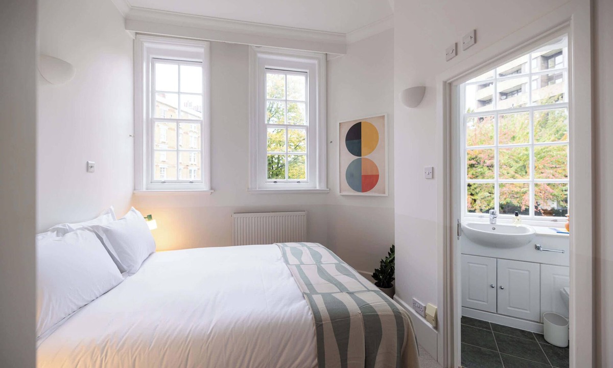 Vincent Square Apartment | The Regency: Bright & Elegant 2BR in Victoria