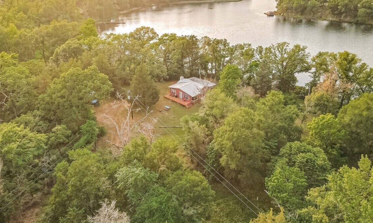 Oakwood House | The Resting Place @ Burleson Lake